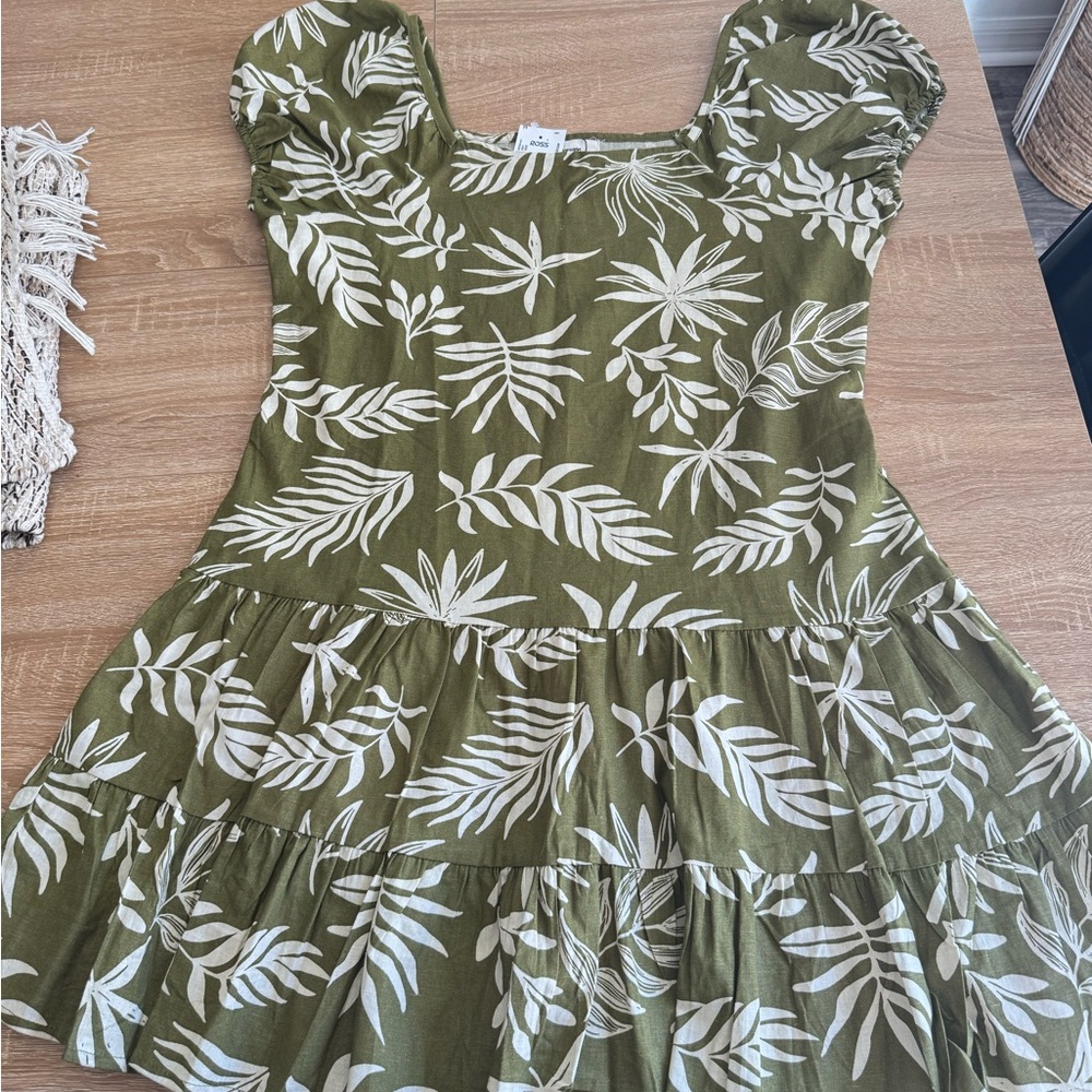 Tropical Leaf Print women’s Dress in Green and White